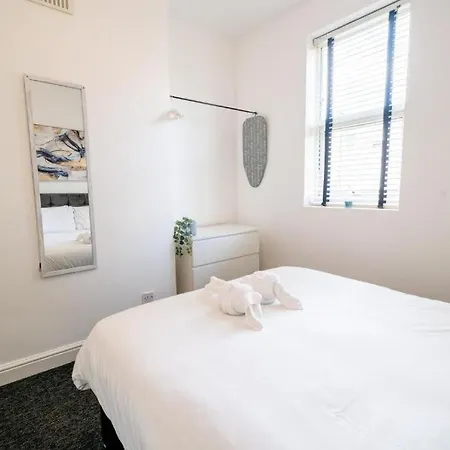 Апартаменти Comfy 1br Flat And Sofa Bed