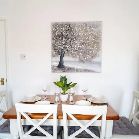 Comfy 1br Flat And Sofa Bed דירה